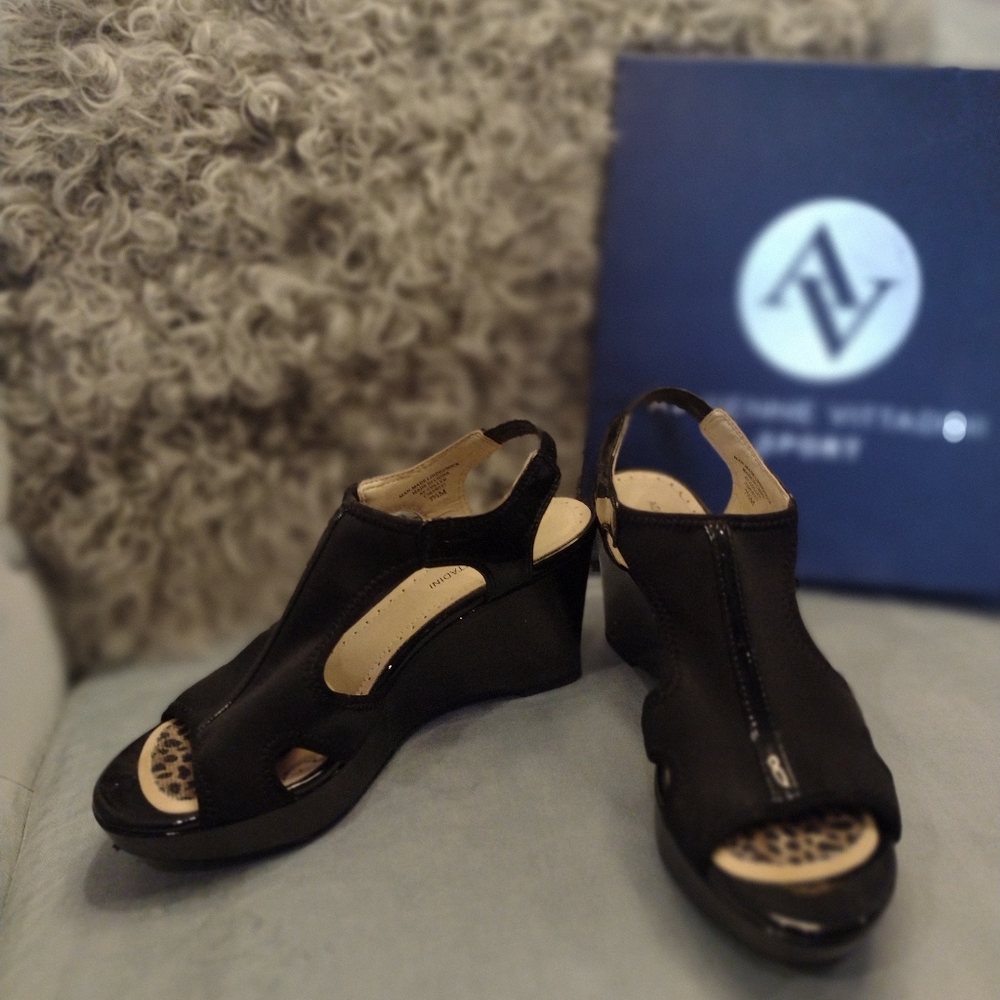 Adrienne Vittadini 7 1/2 Black wedge slingback